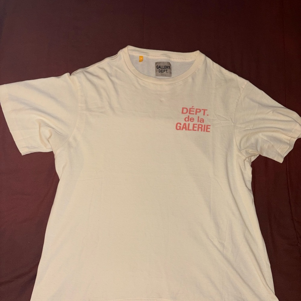 Gallery Dept. Off-White Tee with Pink 'DÉPT. de la GALERIE' Chest Print